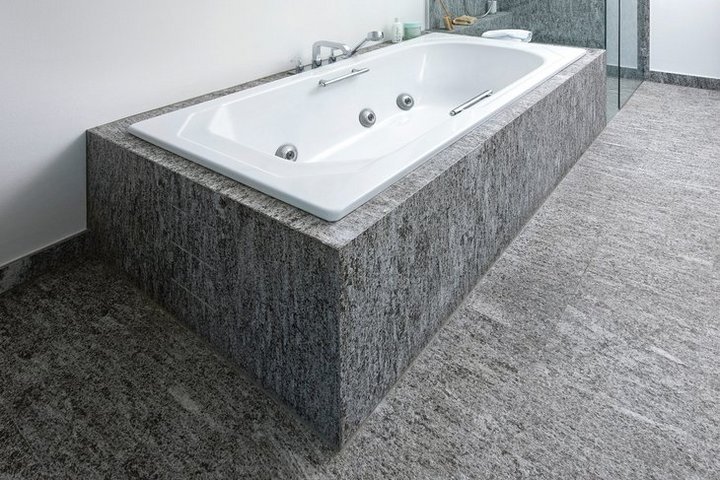 Naturstein ist pflegeleicht und deshalb gerade im Badezimmer eine beliebte Option. 